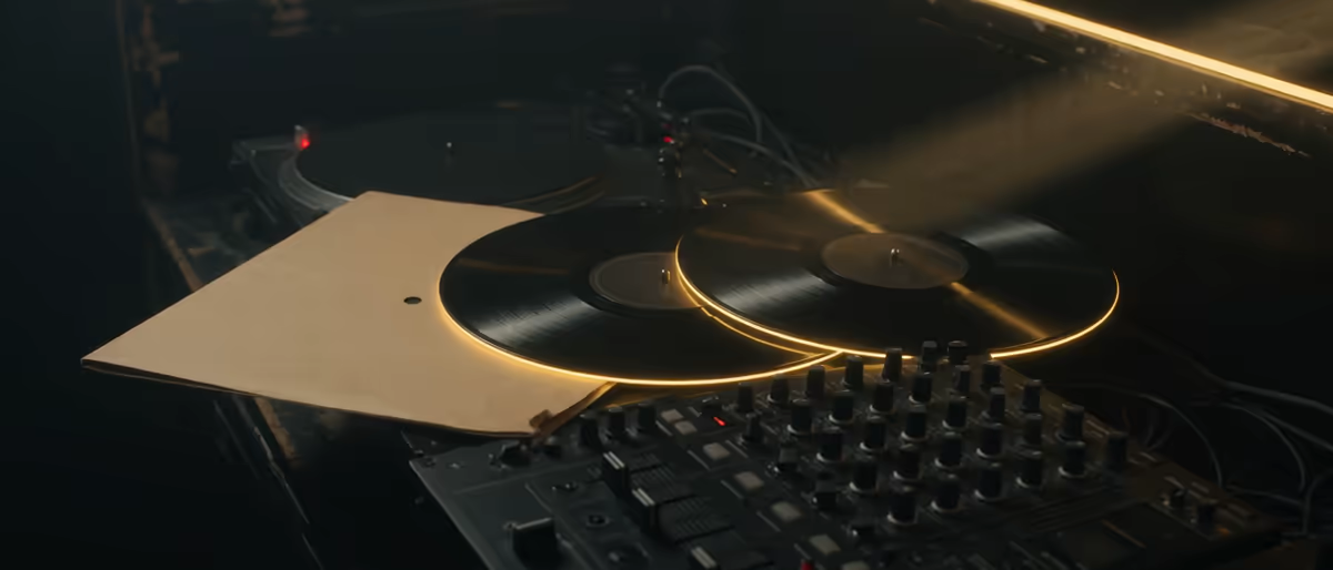 Traxsource Human-Made 與 AI-Assisted：2026 年 DJ 店面規則